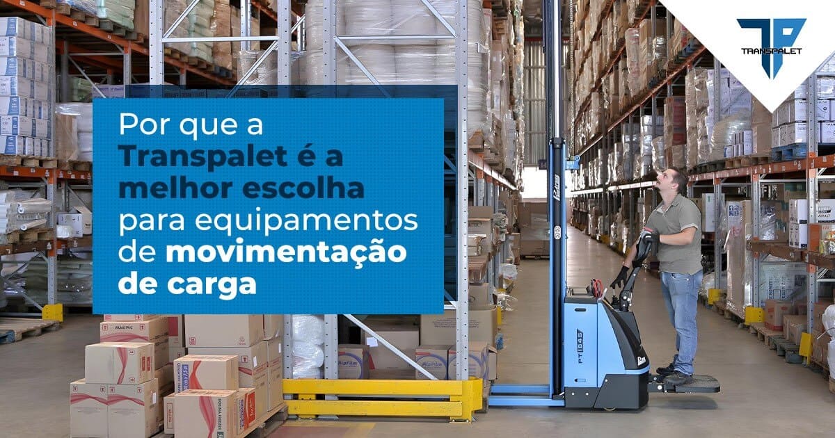 Colaborador utilizando um equipamento de movimentação de carga da Transpalet para organizar um armazém