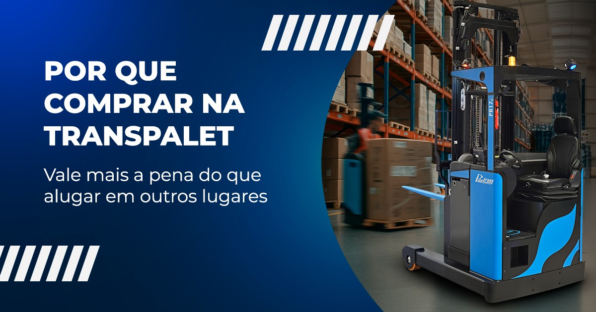 Empilhadeira retrátil operando em um armazém logístico.