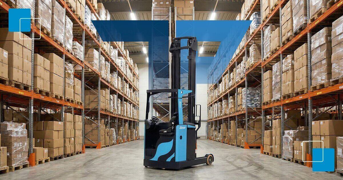 Empilhadeira retrátil azul e preta operando em um armazém logístico com prateleiras altas. O modelo destaca a tecnologia de display digital empilhadeira PR2090i, essencial para o monitoramento de alertas de manutenção e performance operacional.